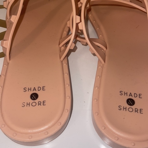 Shade and Shore Sandals/ Flip flops - Picture 2 of 2